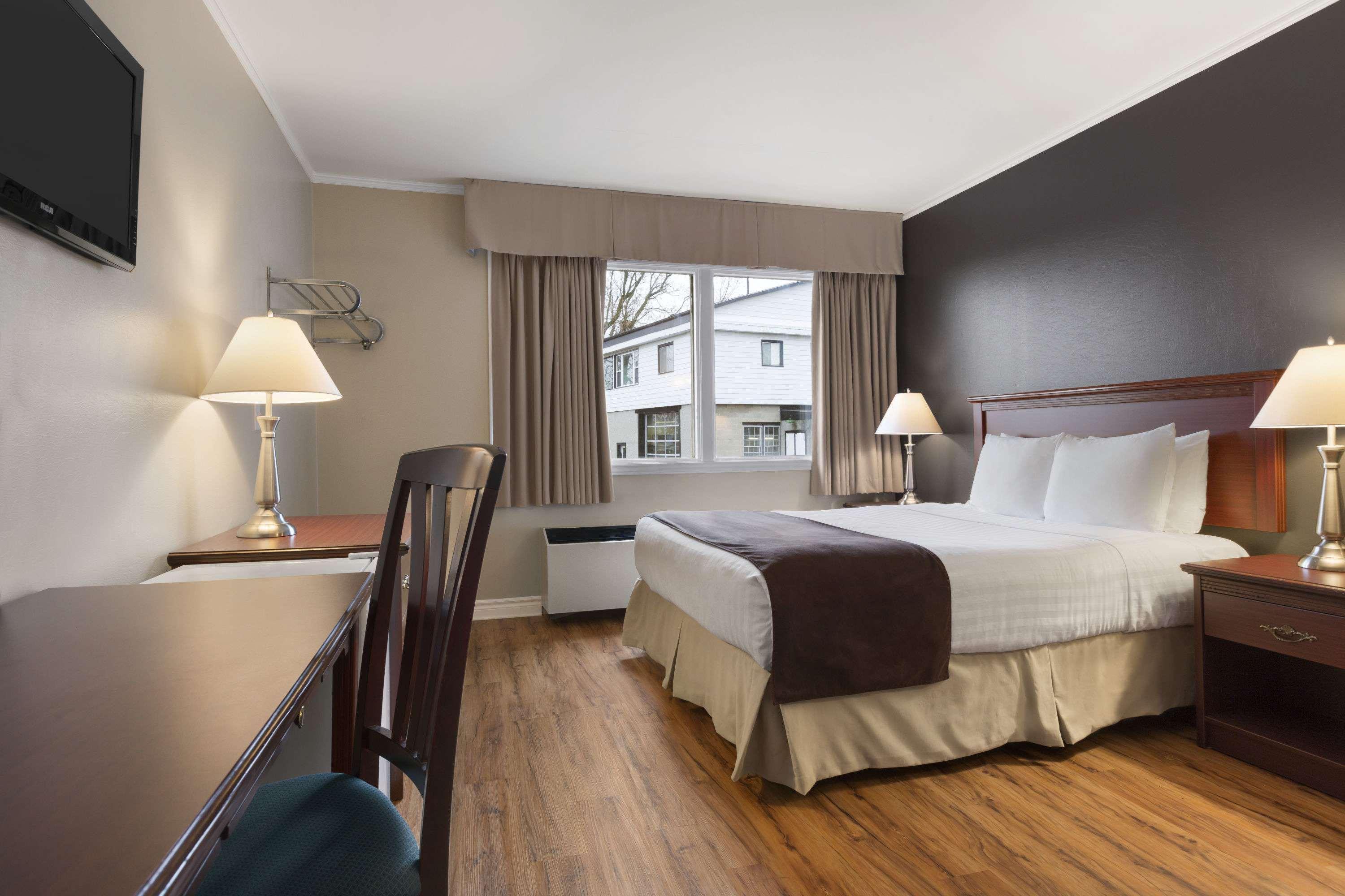 Days Inn By Wyndham Броквіль Екстер'єр фото