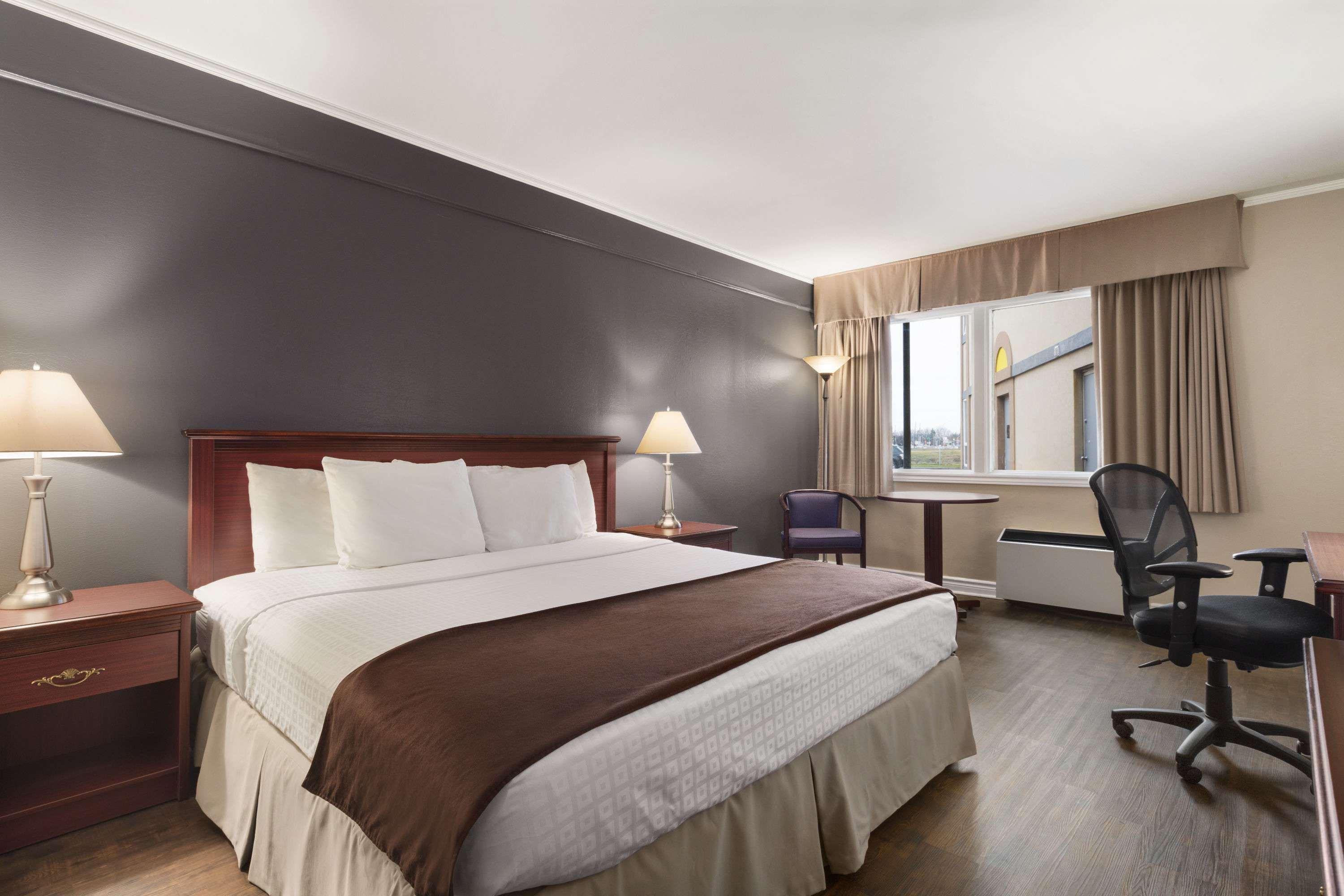 Days Inn By Wyndham Броквіль Екстер'єр фото