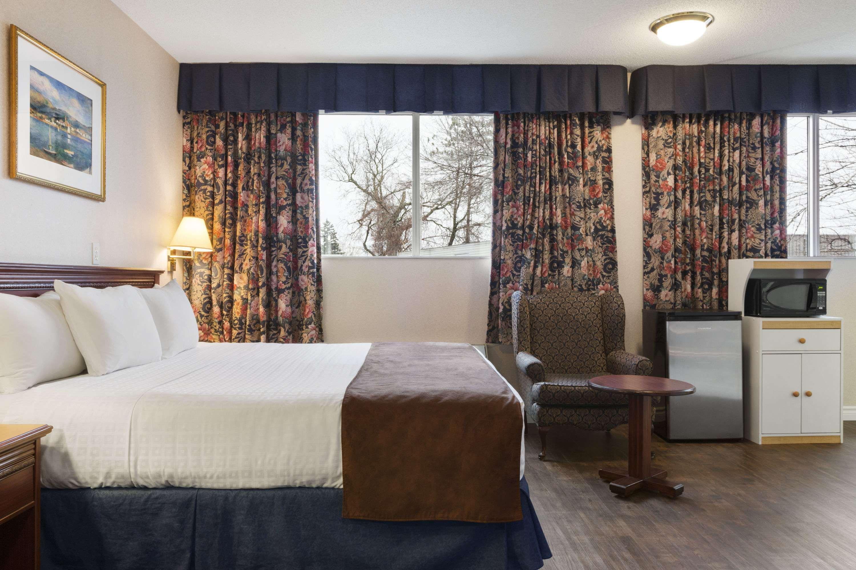 Days Inn By Wyndham Броквіль Екстер'єр фото