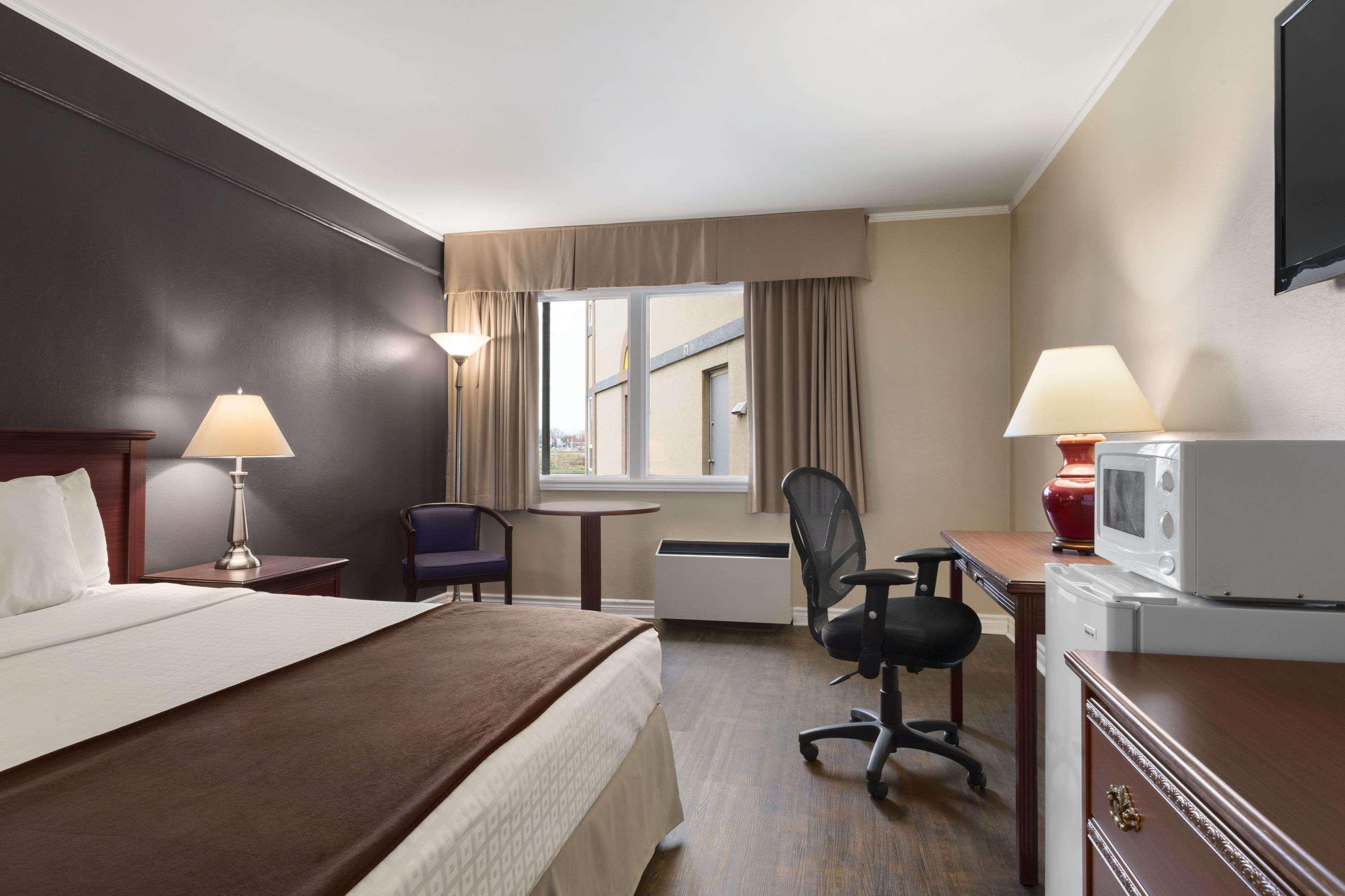 Days Inn By Wyndham Броквіль Екстер'єр фото
